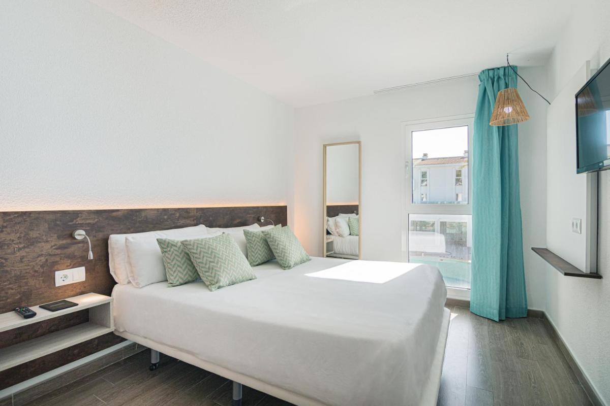 Cama o camas de una habitación en MarSenses Puerto Pollensa Hotel & Spa Adults Only
