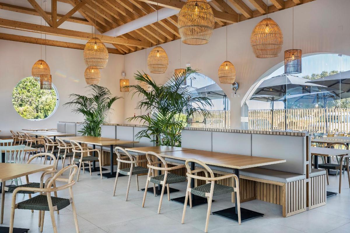Um restaurante ou outro lugar para comer em Eden Villas & Apartments