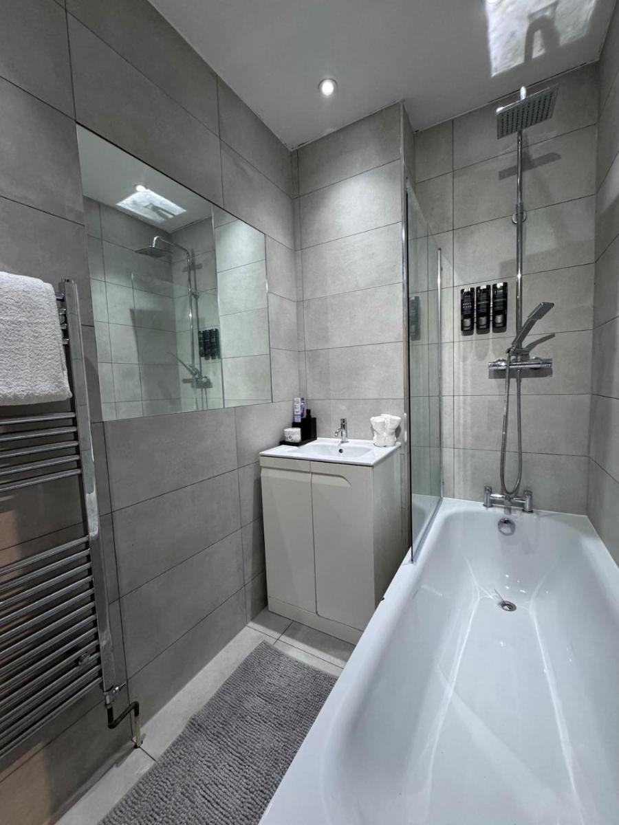 Stylish 2-Bed Garden Flat, 5 Mins to Brixton - Housity