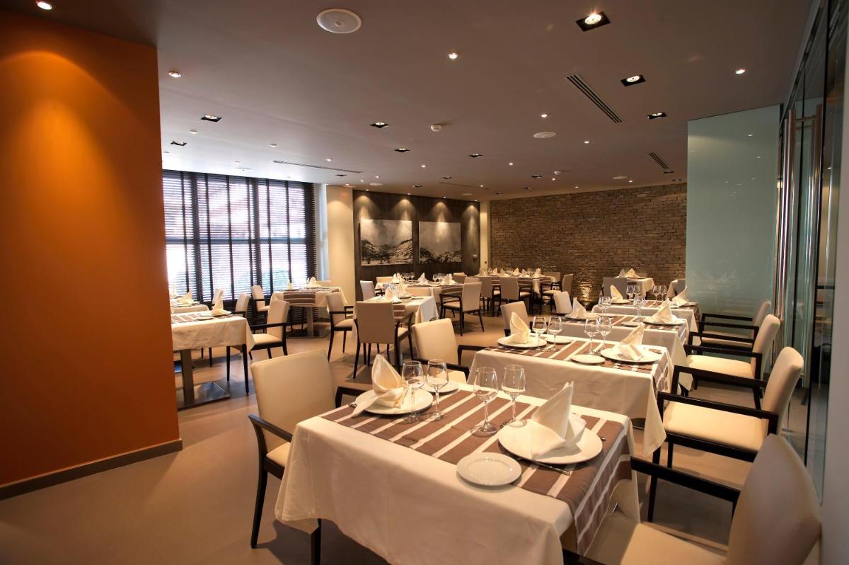 Un restaurante o sitio para comer en Hotel La Trufa Negra