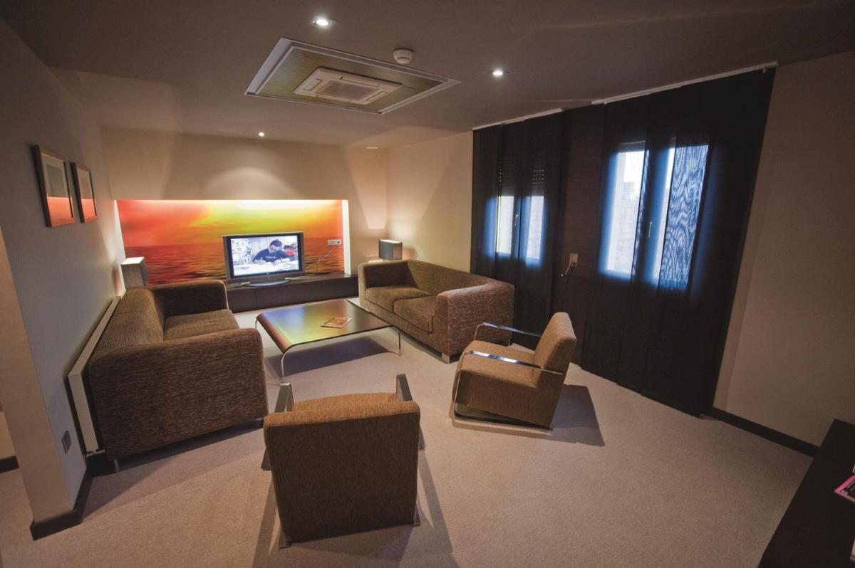 Una televisión o centro de entretenimiento en Hotel La Trufa Negra
