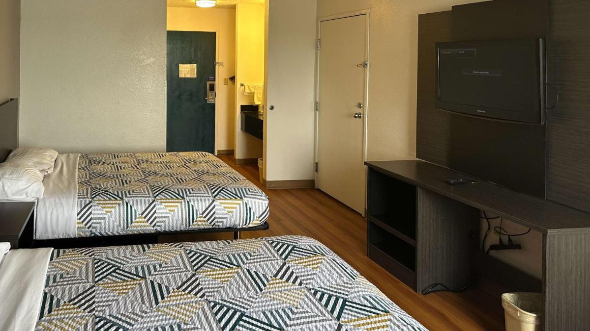 Motel 6-Waterloo, IA - Housity