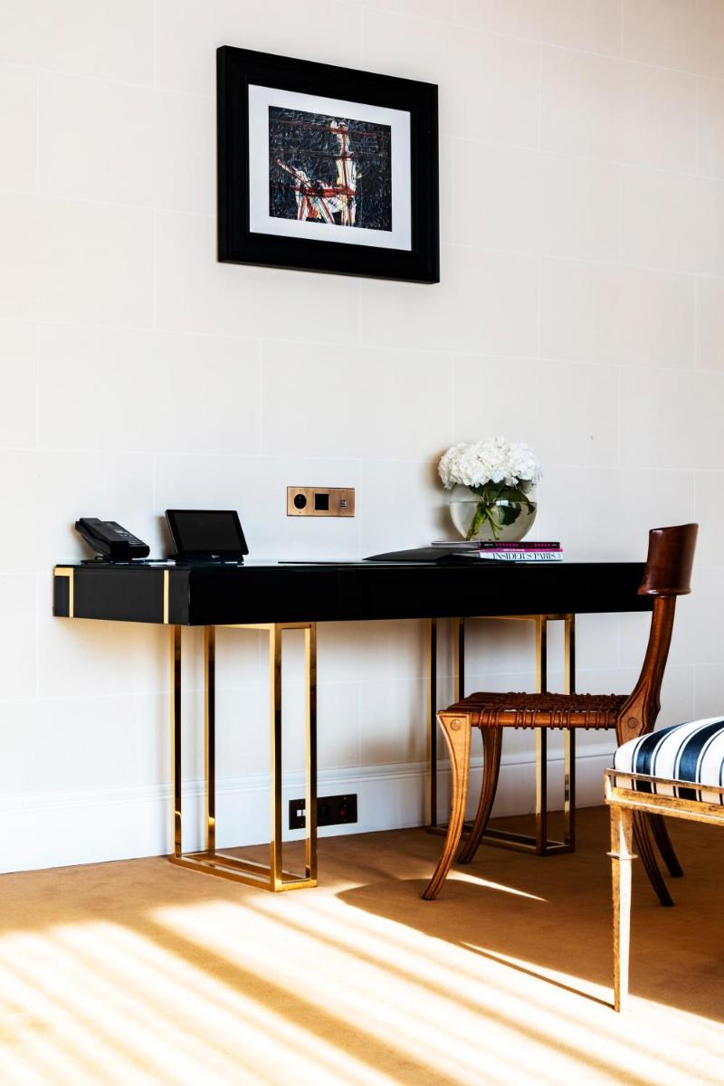 - un bureau noir dans une chambre avec une chaise dans l'établissement Hôtel de Berri Champs-Élysées, a Luxury Collection Hotel, à Paris