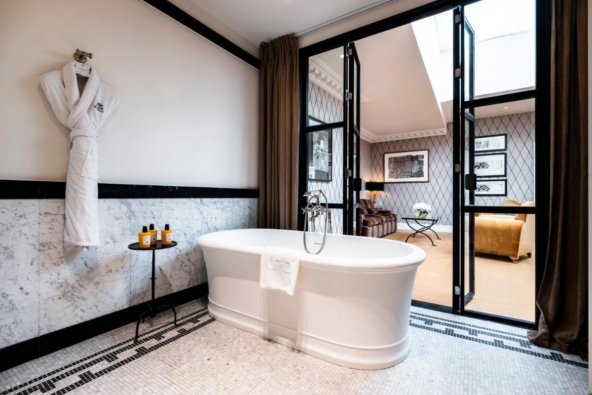 Salle de bains dans l'établissement Hôtel de Berri Champs-Élysées, a Luxury Collection Hotel
