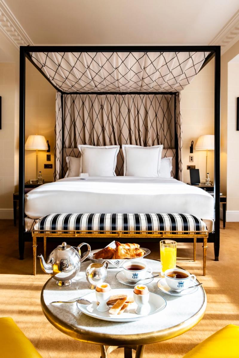 une chambre d'hôtel avec un lit et un plateau de nourriture dans l'établissement Hôtel de Berri Champs-Élysées, a Luxury Collection Hotel, à Paris