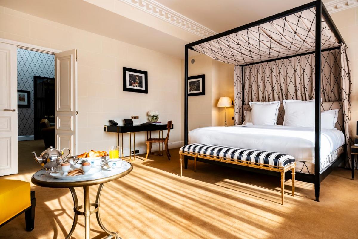 Un ou plusieurs lits dans un hébergement de l'établissement Hôtel de Berri Champs-Élysées, a Luxury Collection Hotel