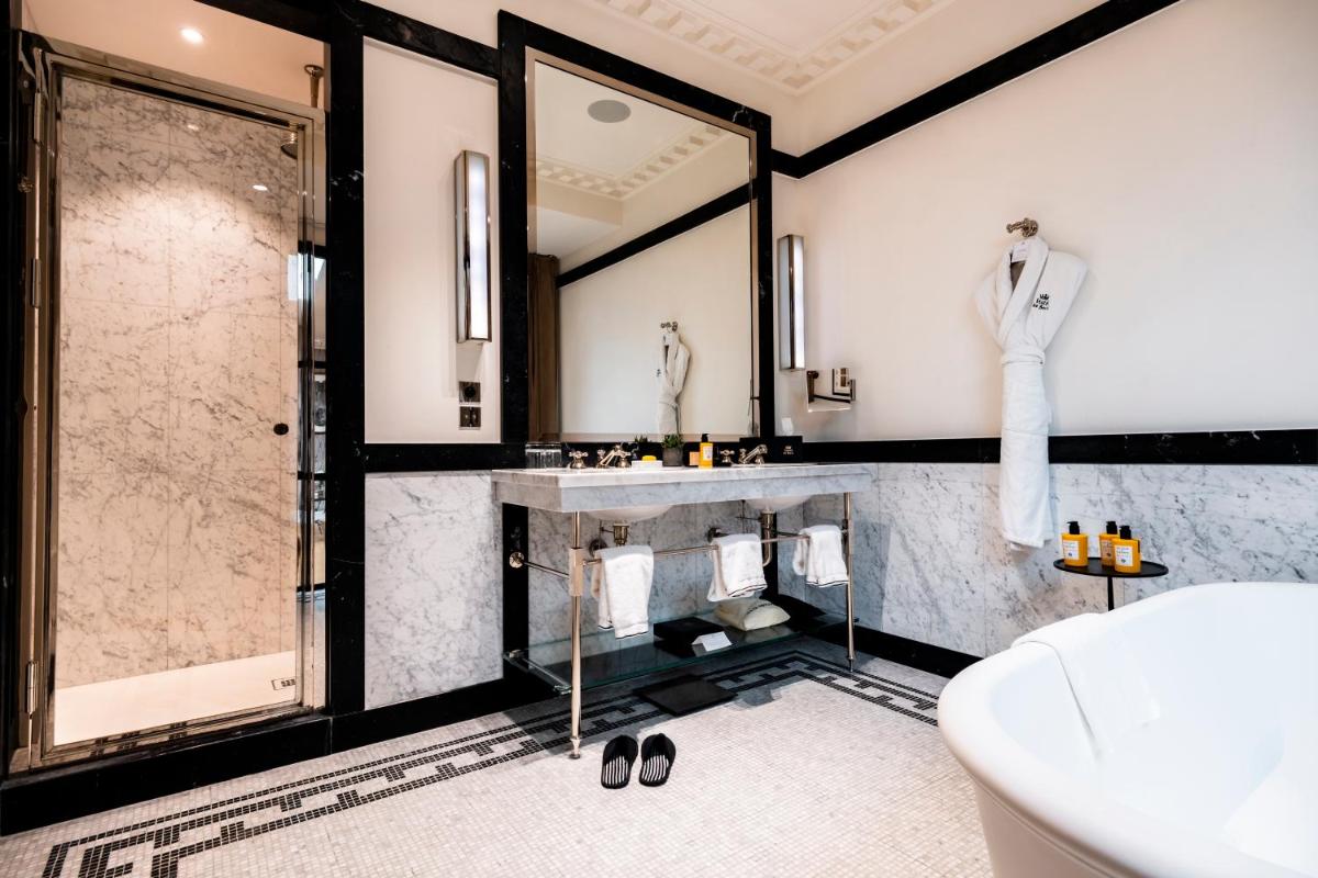 Salle de bains dans l'établissement Hôtel de Berri Champs-Élysées, a Luxury Collection Hotel