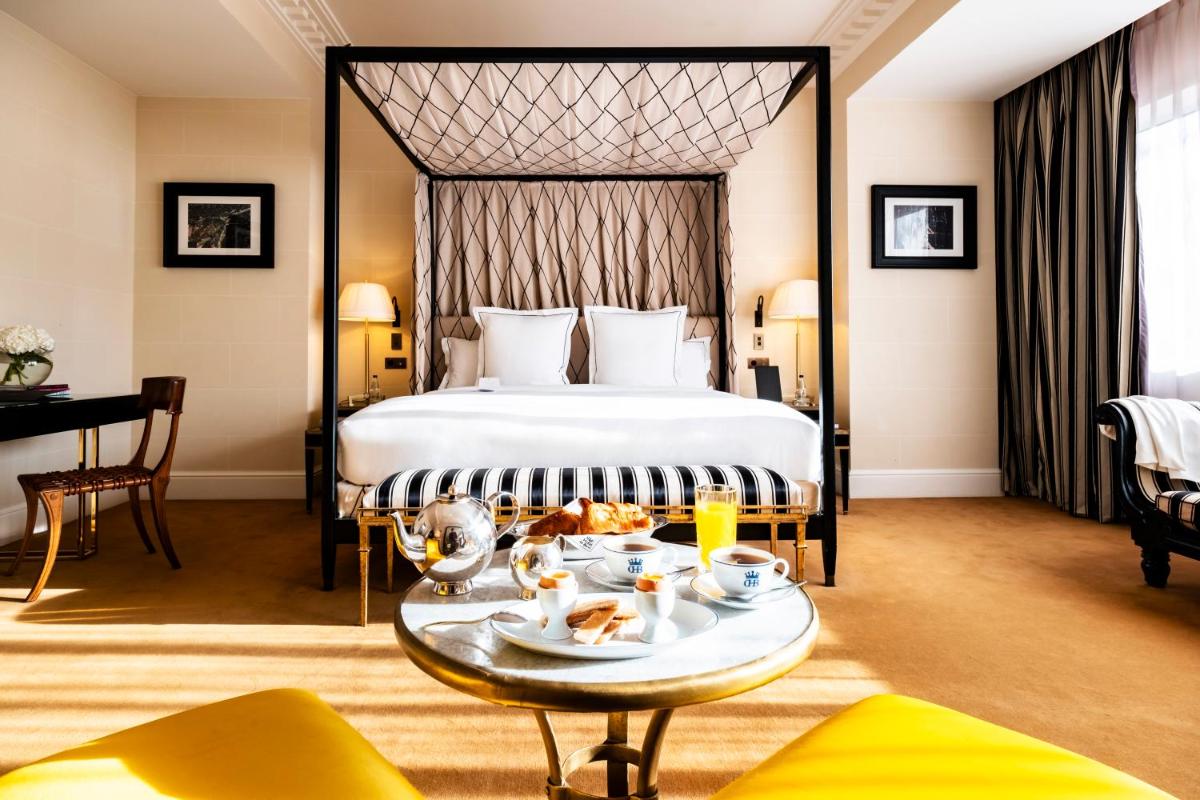 Un ou plusieurs lits dans un hébergement de l'établissement Hôtel de Berri Champs-Élysées, a Luxury Collection Hotel