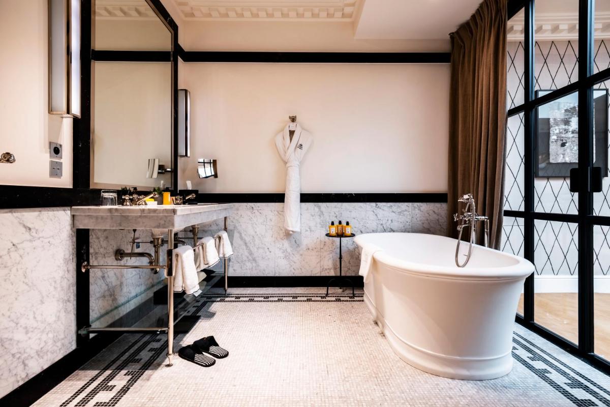 Salle de bains dans l'établissement Hôtel de Berri Champs-Élysées, a Luxury Collection Hotel