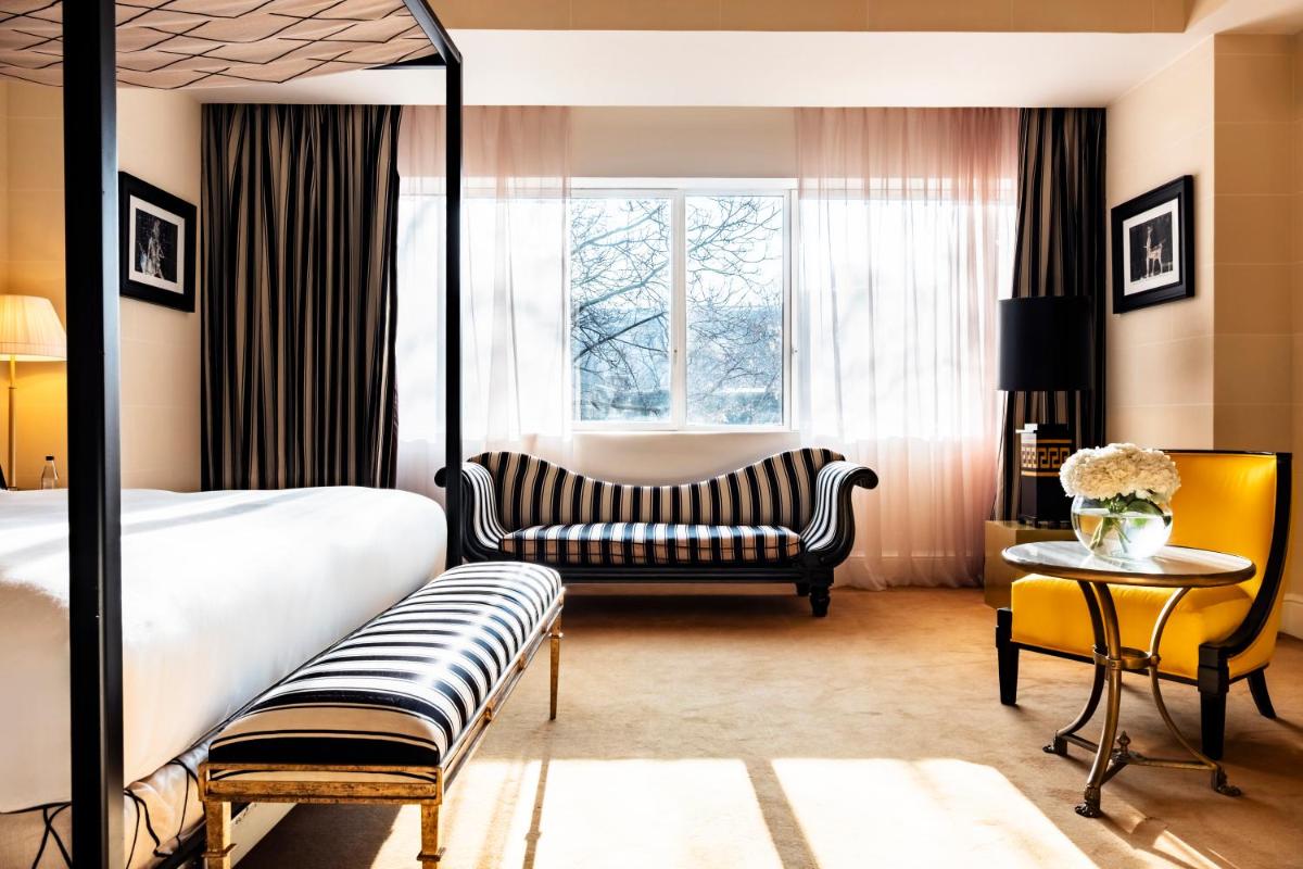 Un ou plusieurs lits dans un hébergement de l'établissement Hôtel de Berri Champs-Élysées, a Luxury Collection Hotel