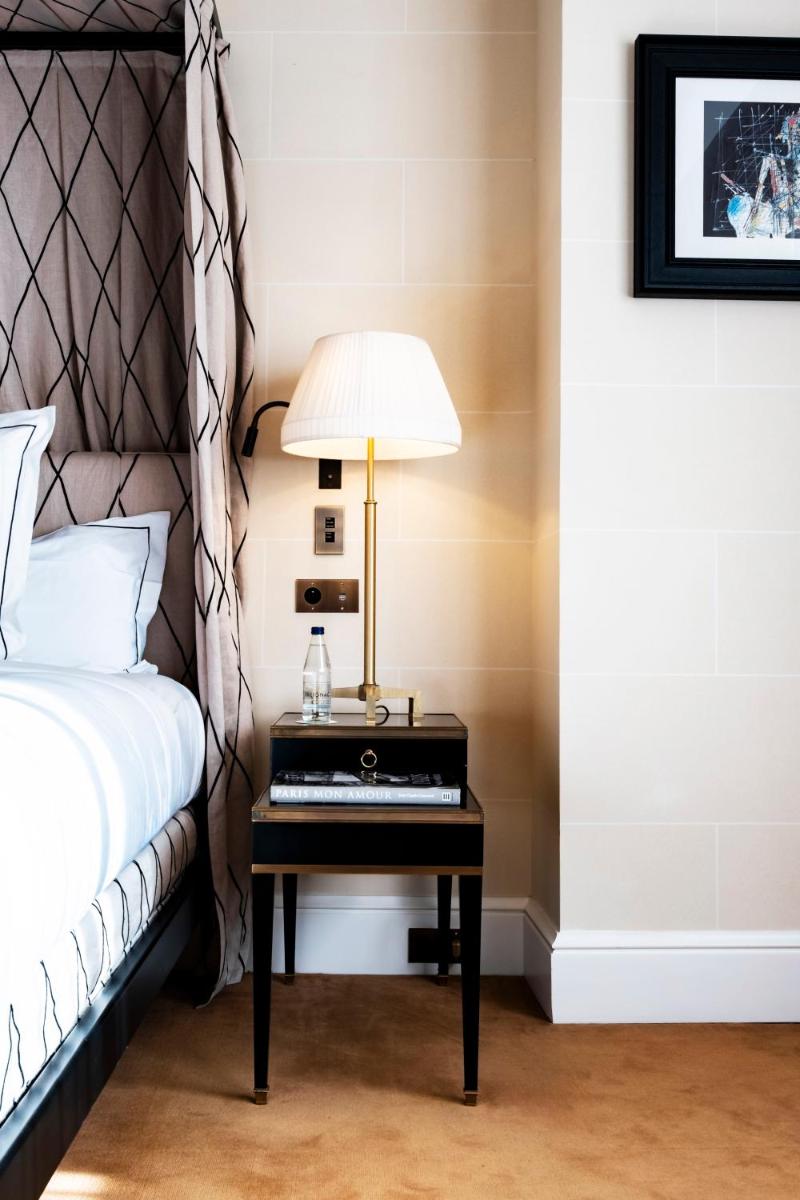 Un ou plusieurs lits dans un hébergement de l'établissement Hôtel de Berri Champs-Élysées, a Luxury Collection Hotel