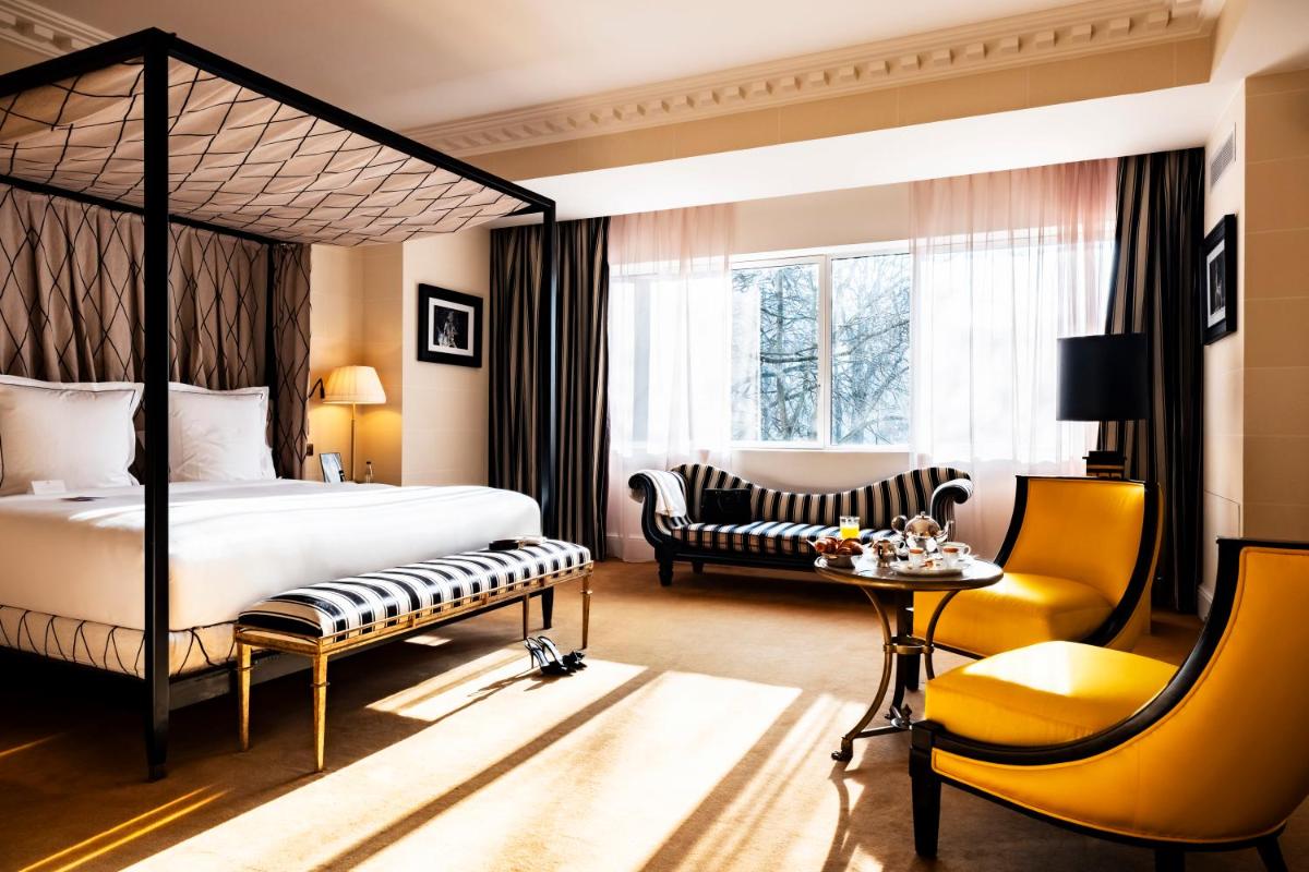 Un ou plusieurs lits dans un hébergement de l'établissement Hôtel de Berri Champs-Élysées, a Luxury Collection Hotel