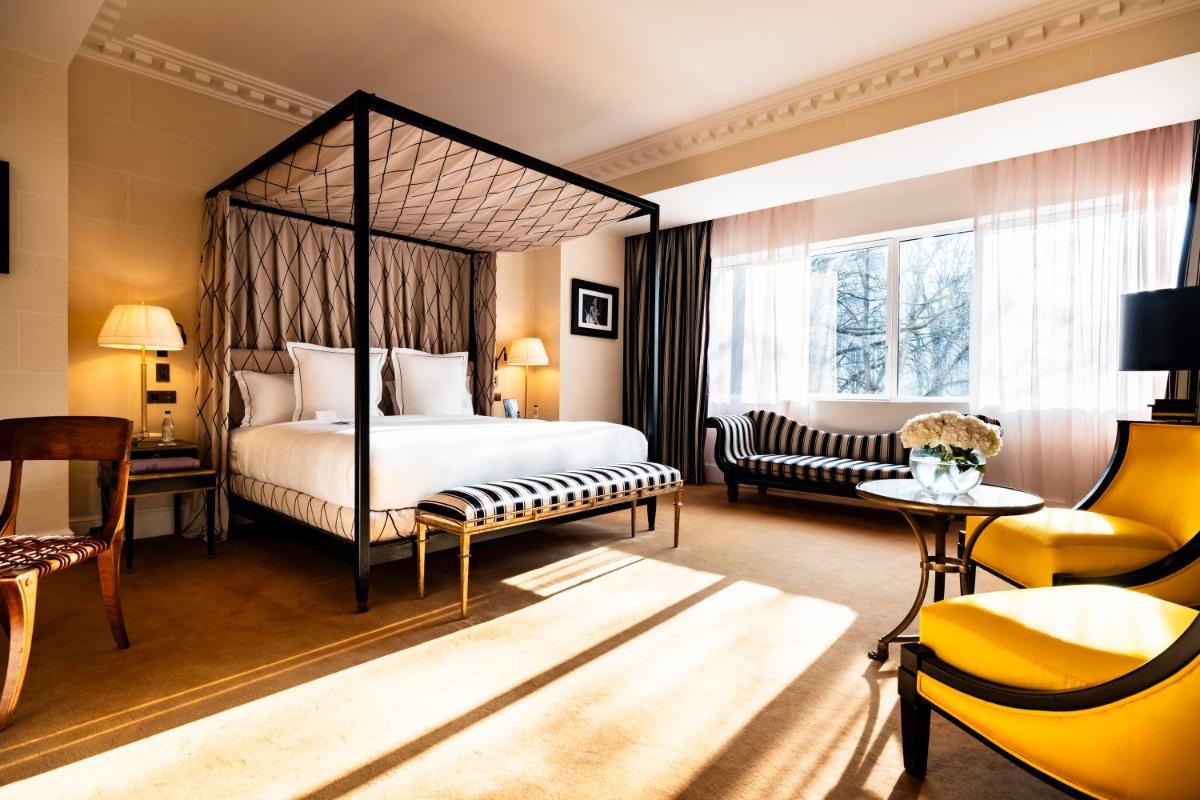 Un ou plusieurs lits dans un hébergement de l'établissement Hôtel de Berri Champs-Élysées, a Luxury Collection Hotel