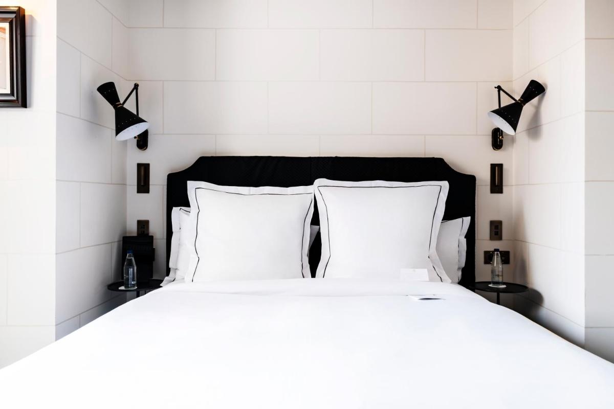 Un ou plusieurs lits dans un hébergement de l'établissement Hôtel de Berri Champs-Élysées, a Luxury Collection Hotel