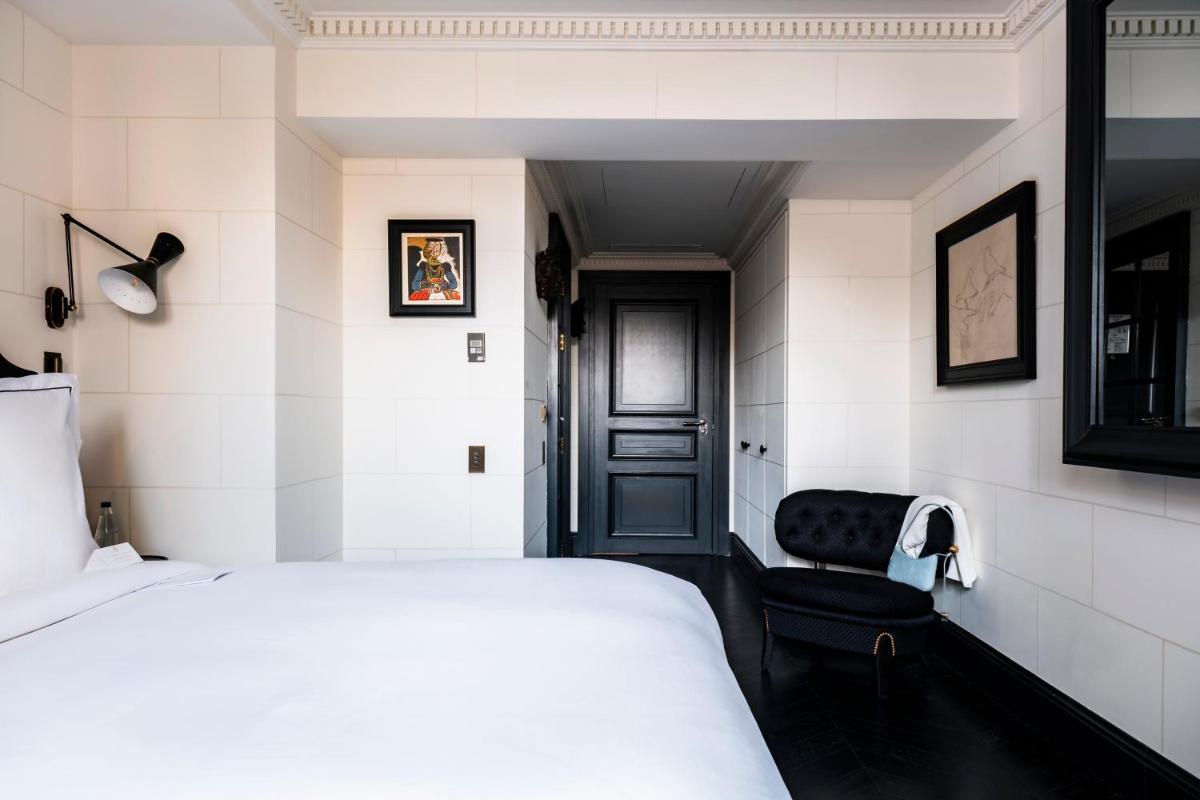 Un ou plusieurs lits dans un hébergement de l'établissement Hôtel de Berri Champs-Élysées, a Luxury Collection Hotel