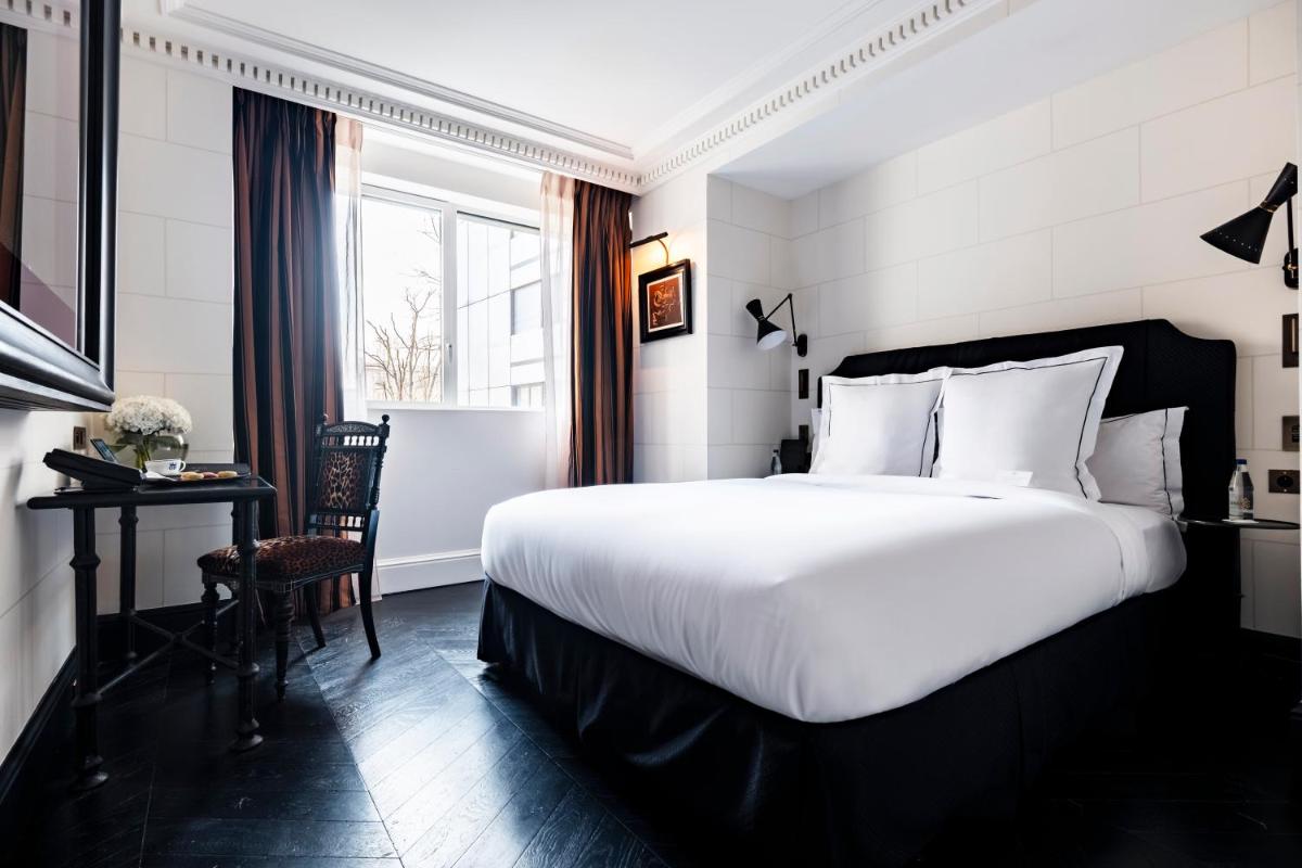 Un ou plusieurs lits dans un hébergement de l'établissement Hôtel de Berri Champs-Élysées, a Luxury Collection Hotel