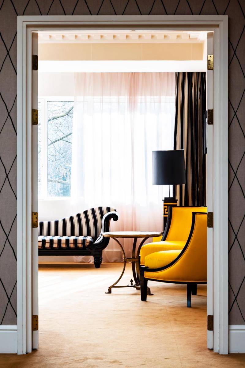 Coin salon dans l'établissement Hôtel de Berri Champs-Élysées, a Luxury Collection Hotel