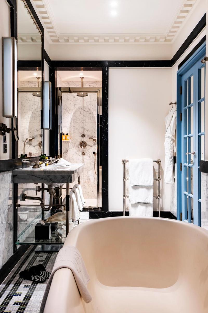 Cuisine ou kitchenette dans l'établissement Hôtel de Berri Champs-Élysées, a Luxury Collection Hotel