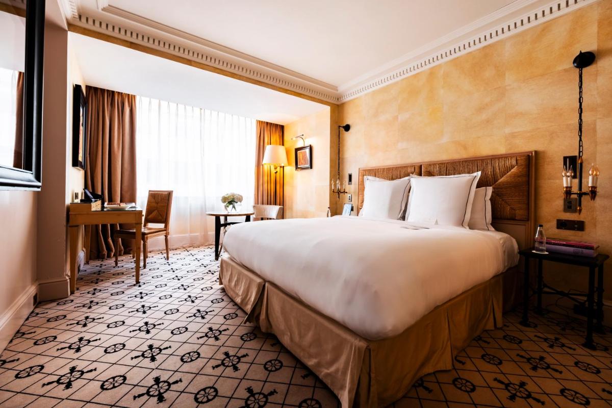 Un ou plusieurs lits dans un hébergement de l'établissement Hôtel de Berri Champs-Élysées, a Luxury Collection Hotel