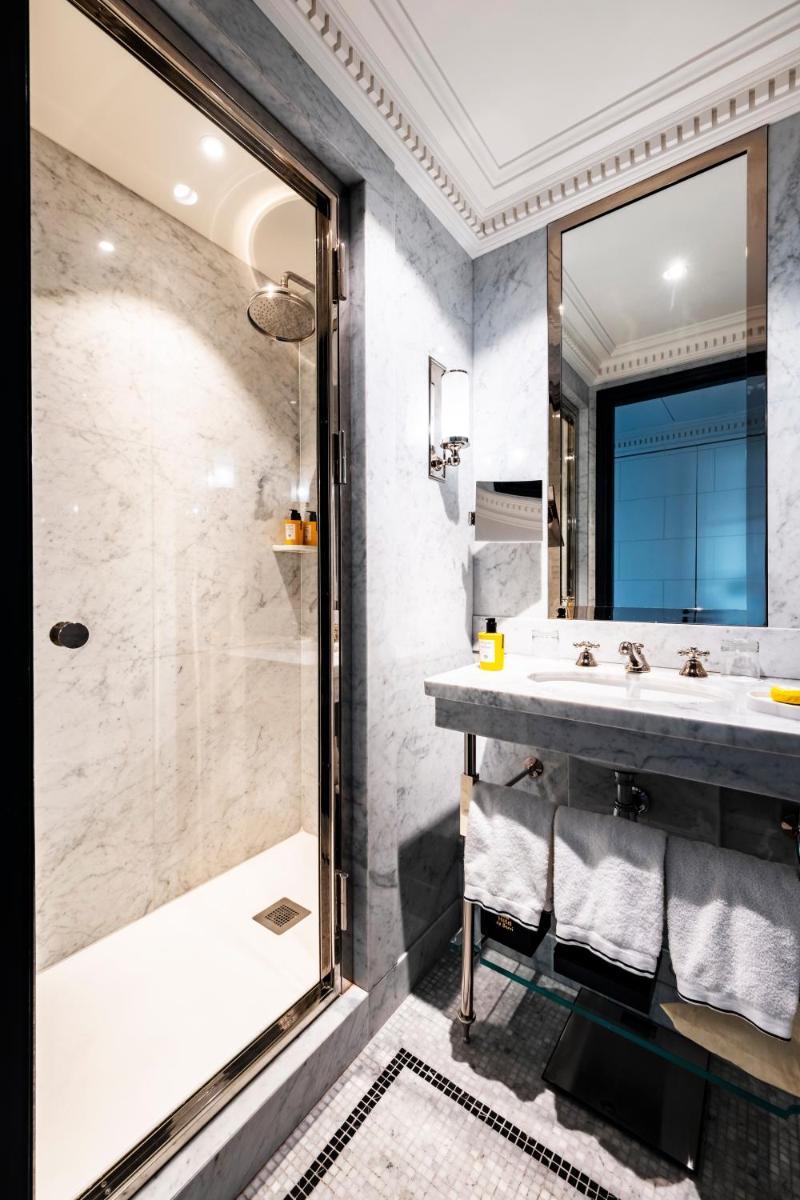 Salle de bains dans l'établissement Hôtel de Berri Champs-Élysées, a Luxury Collection Hotel