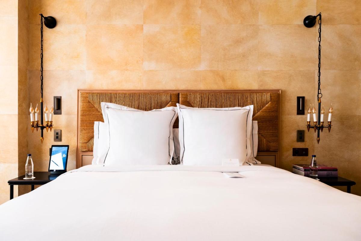 Un ou plusieurs lits dans un hébergement de l'établissement Hôtel de Berri Champs-Élysées, a Luxury Collection Hotel