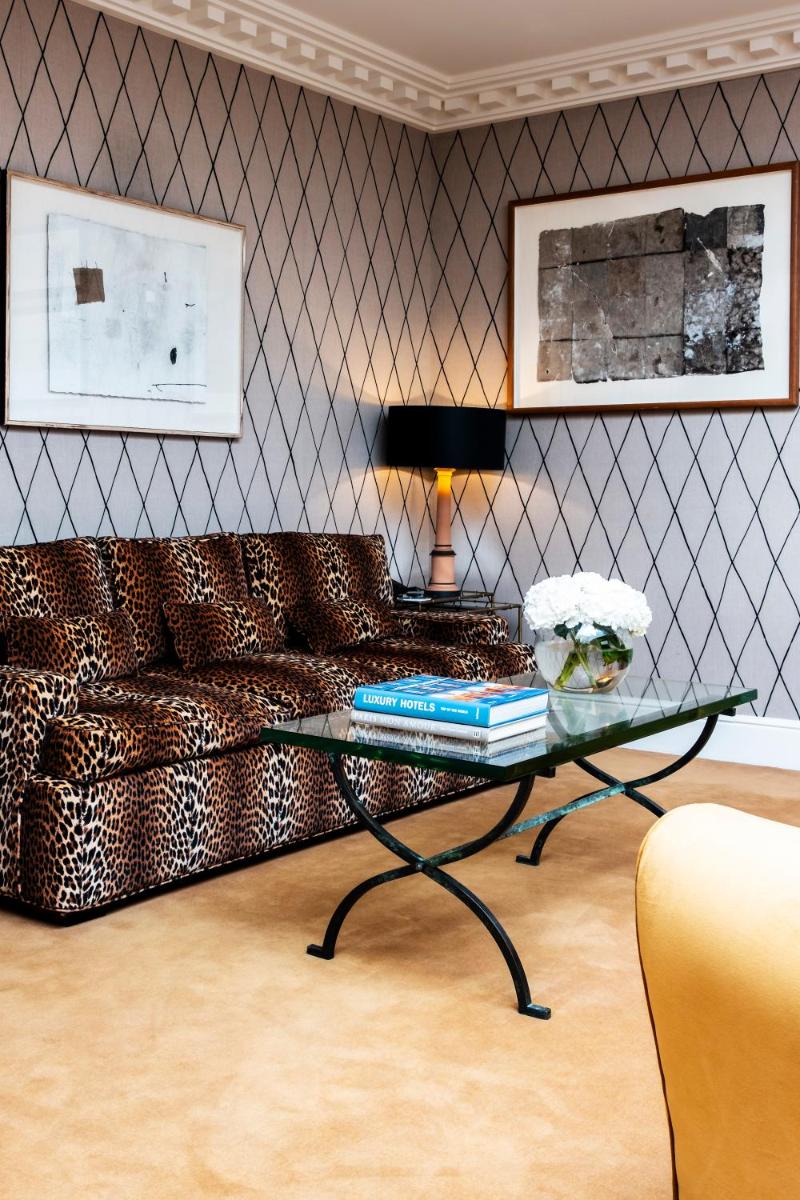 Coin salon dans l'établissement Hôtel de Berri Champs-Élysées, a Luxury Collection Hotel
