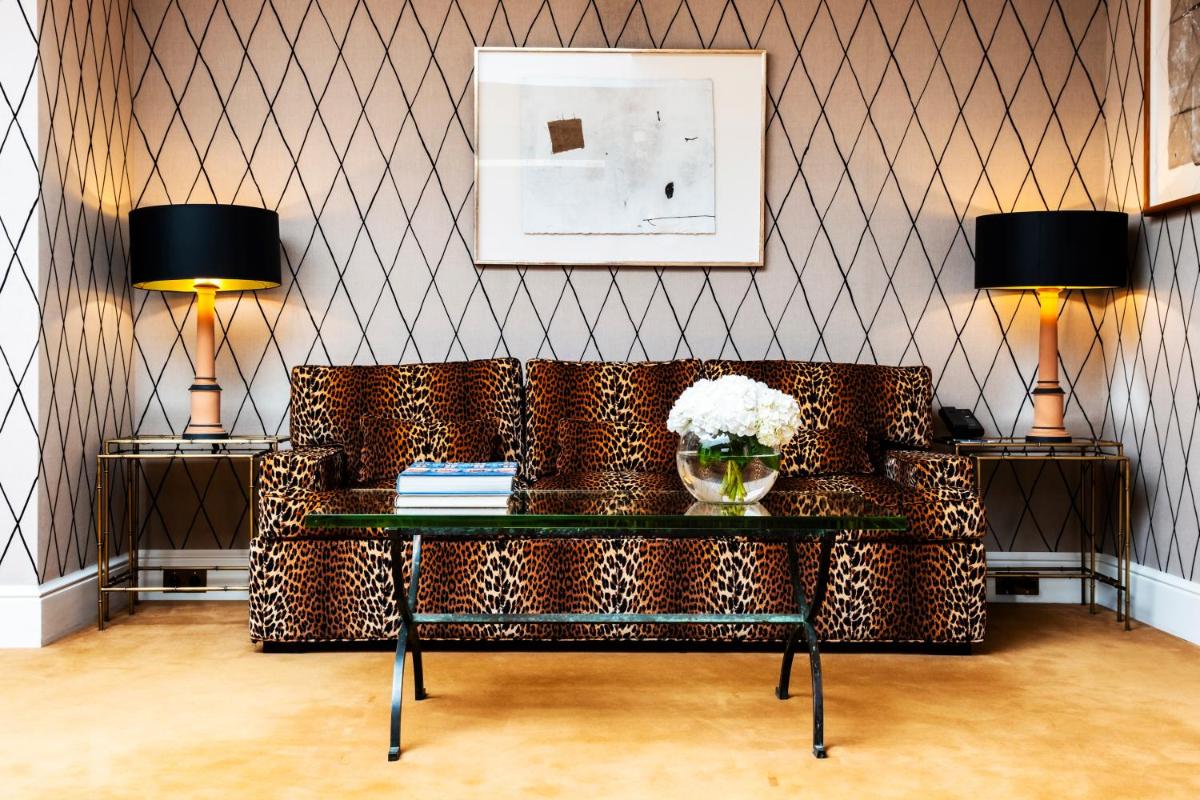 Coin salon dans l'établissement Hôtel de Berri Champs-Élysées, a Luxury Collection Hotel