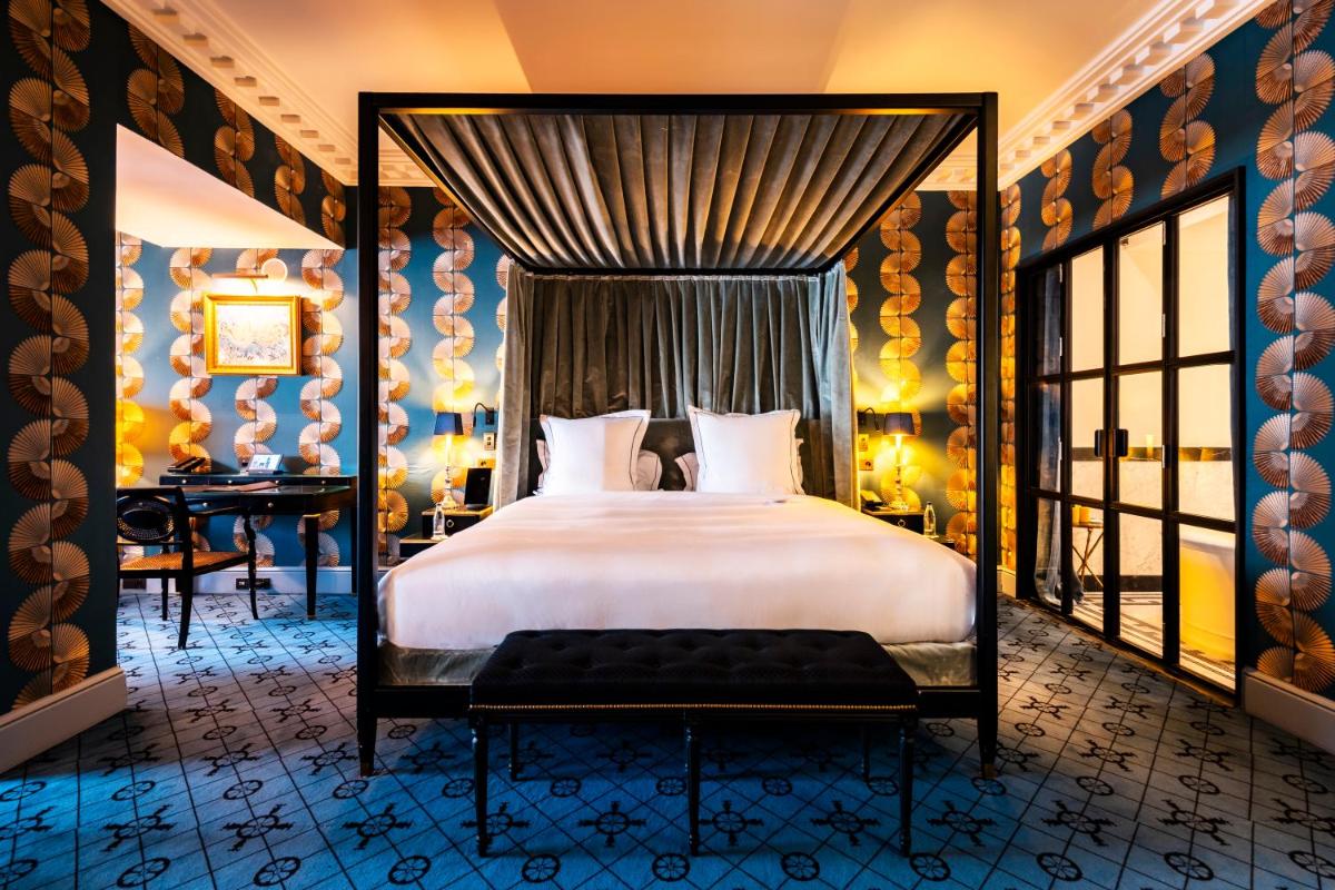Un ou plusieurs lits dans un hébergement de l'établissement Hôtel de Berri Champs-Élysées, a Luxury Collection Hotel
