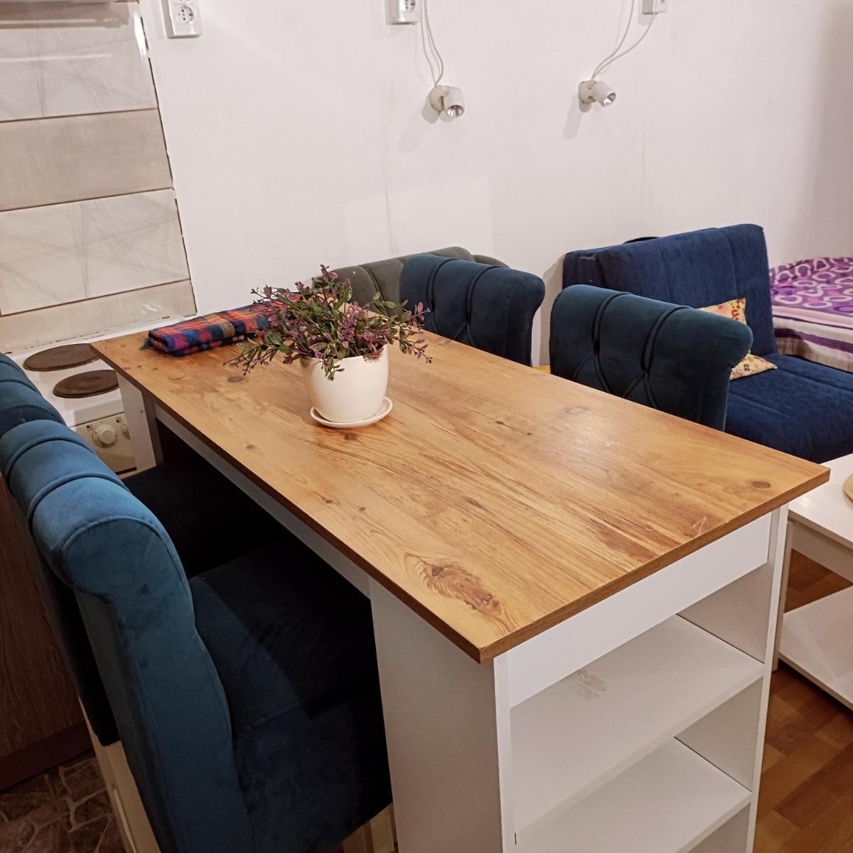 Indjija Prenociste hrvic - Housity