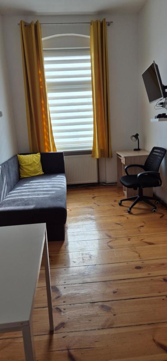 Hostel Tulip - pokój jednoosobowy nr 3 ze wspólną łazienką i kuchnią - Housity
