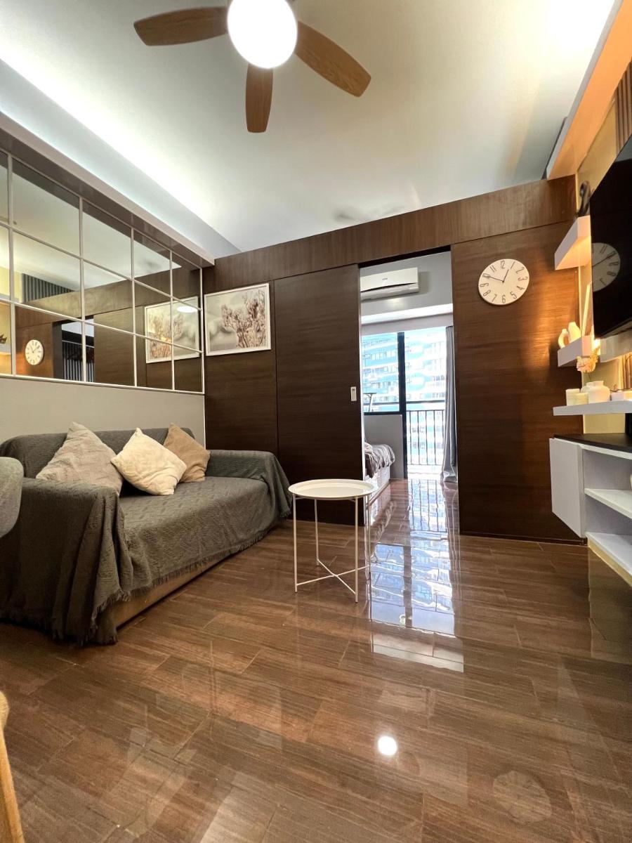 Apartment in Air Residences, Makati with wifi, Netflix, pool, mall and more - Housity