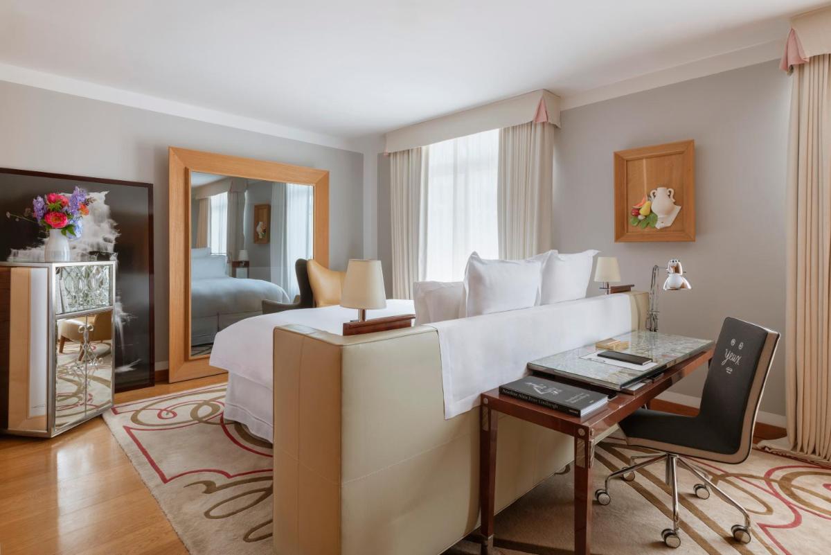 Coin salon dans l'établissement Hôtel Le Royal Monceau Raffles Paris