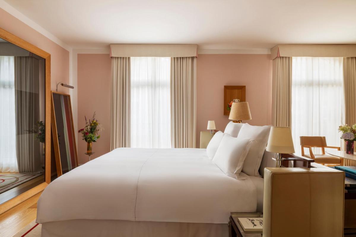 Un ou plusieurs lits dans un hébergement de l'établissement Hôtel Le Royal Monceau Raffles Paris