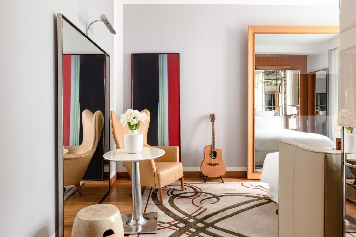 Coin salon dans l'établissement Hôtel Le Royal Monceau Raffles Paris