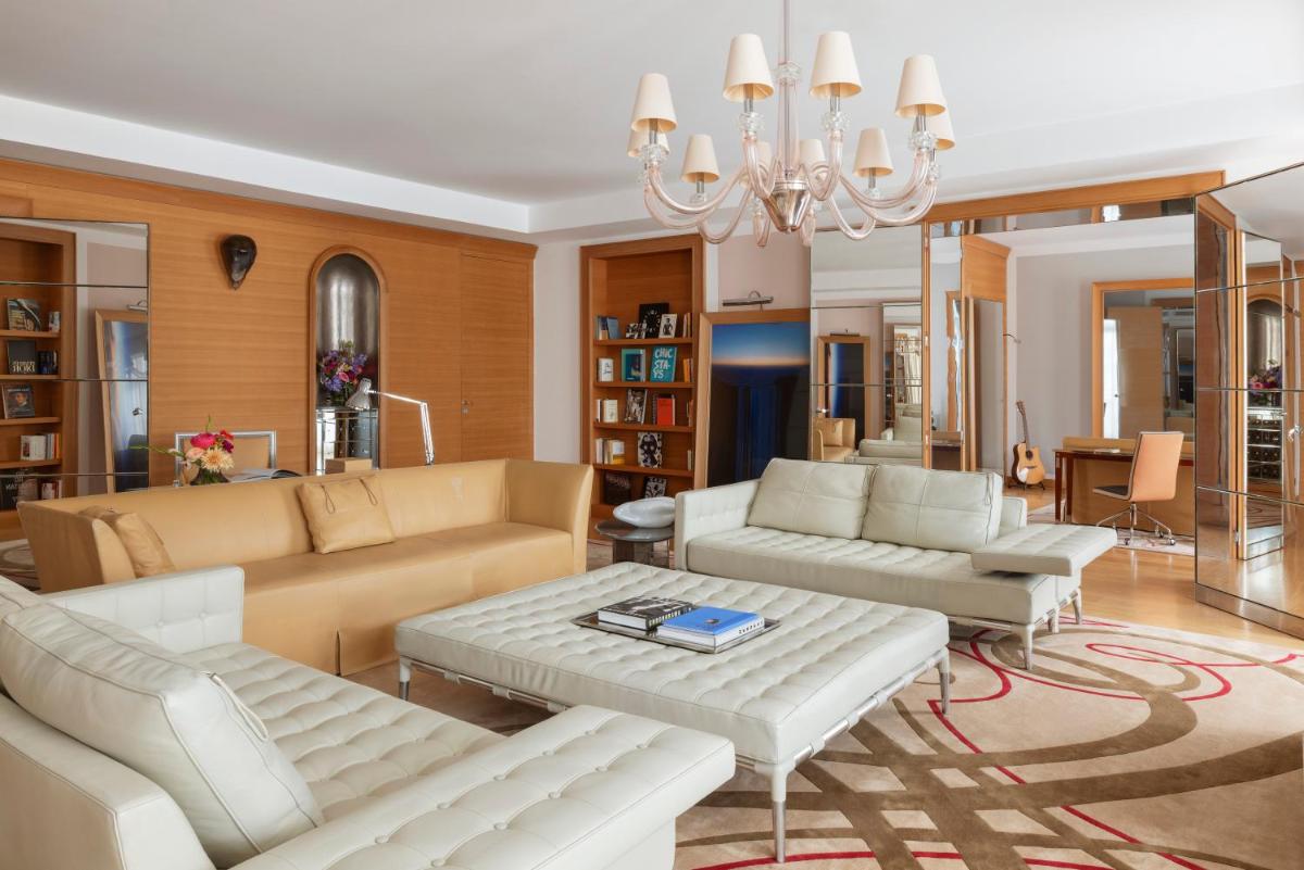 Coin salon dans l'établissement Hôtel Le Royal Monceau Raffles Paris