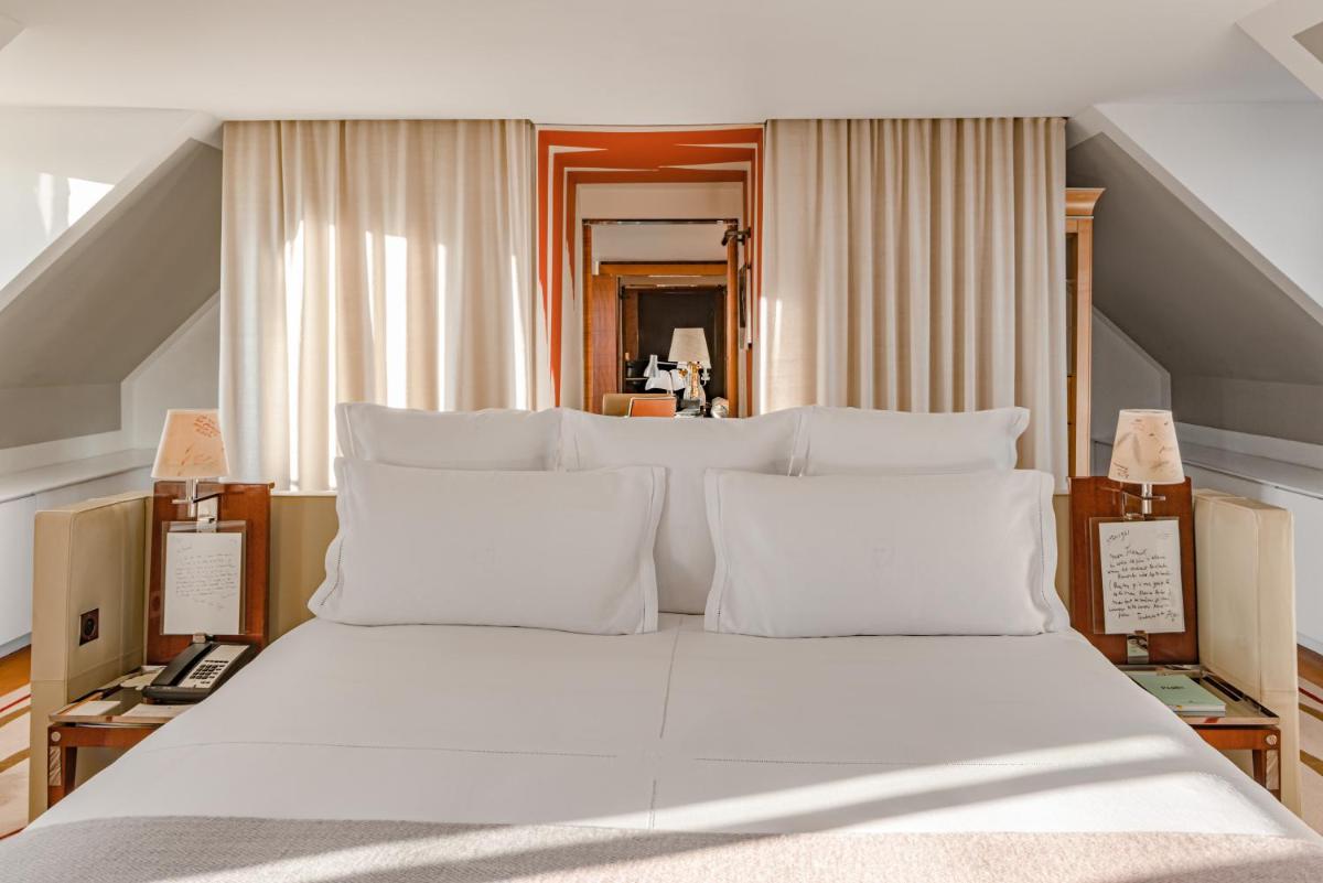 Un ou plusieurs lits dans un hébergement de l'établissement Hôtel Le Royal Monceau Raffles Paris