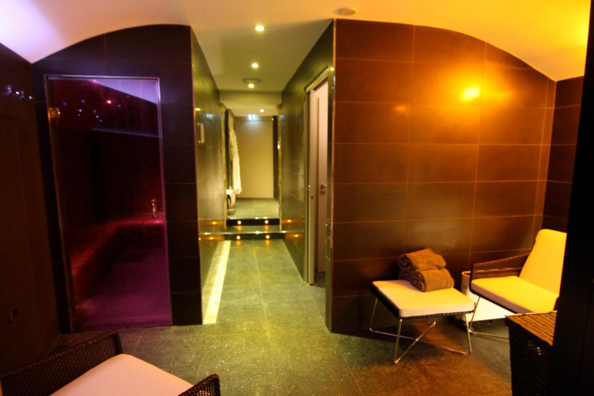 Coin salon dans l'établissement Chapeau Rouge par William Frachot - Hôtel Espace Bien-être & Restaurant étoilé
