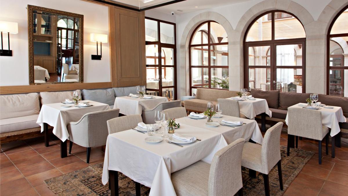 Un restaurante o sitio para comer en Casa Anamaria Hotel