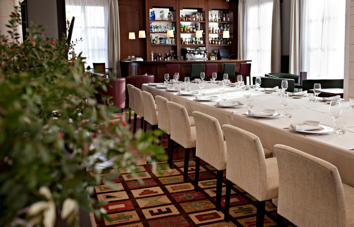Un restaurante o sitio para comer en Casa Anamaria Hotel