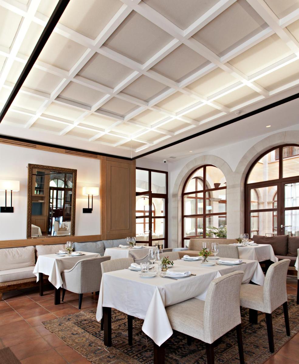 Un restaurante o sitio para comer en Casa Anamaria Hotel