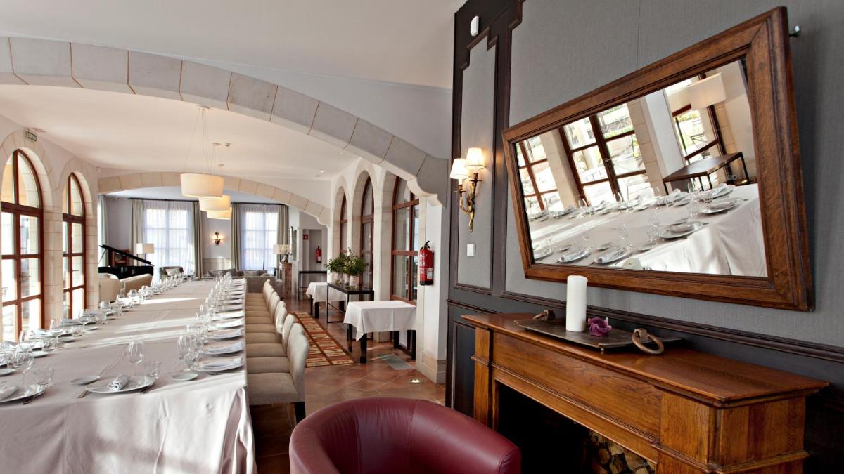 Un restaurante o sitio para comer en Casa Anamaria Hotel