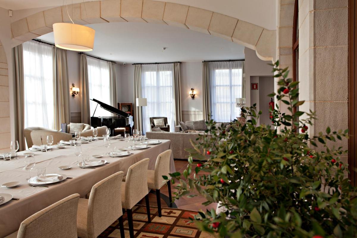 Un restaurante o sitio para comer en Casa Anamaria Hotel