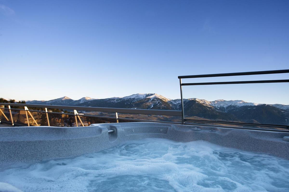 une baignoire jacuzzi avec vue sur les montagnes dans l'établissement Hôtel Le Grand Tétras, à Font-Romeu