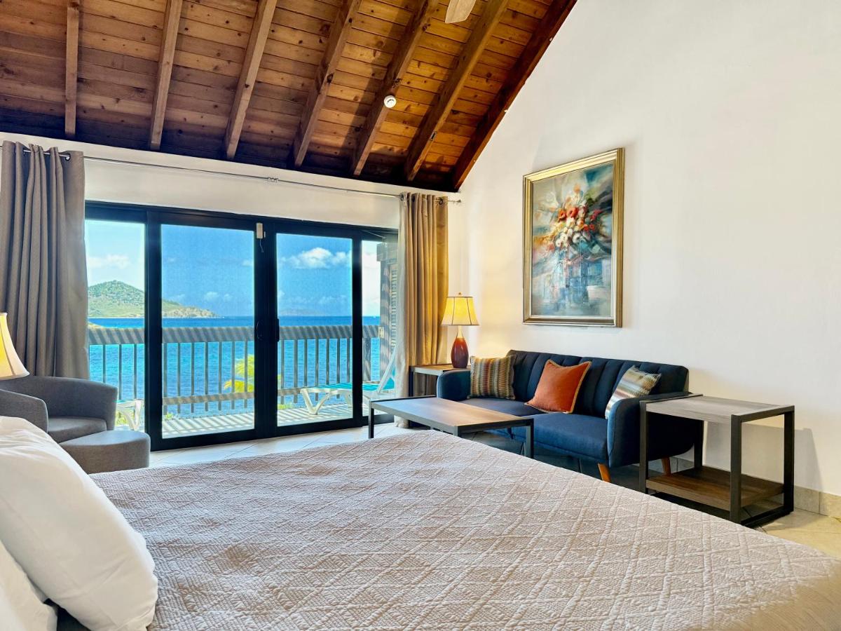 Sapphire Beachfront Renovated Villa 1200 SF! - Free Wi-Fi - Housity