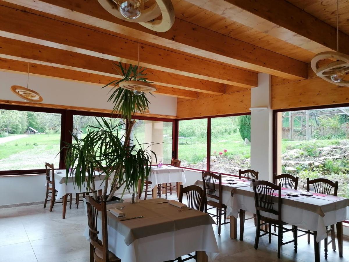 Restaurant ou autre lieu de restauration dans l'établissement La Neyrette