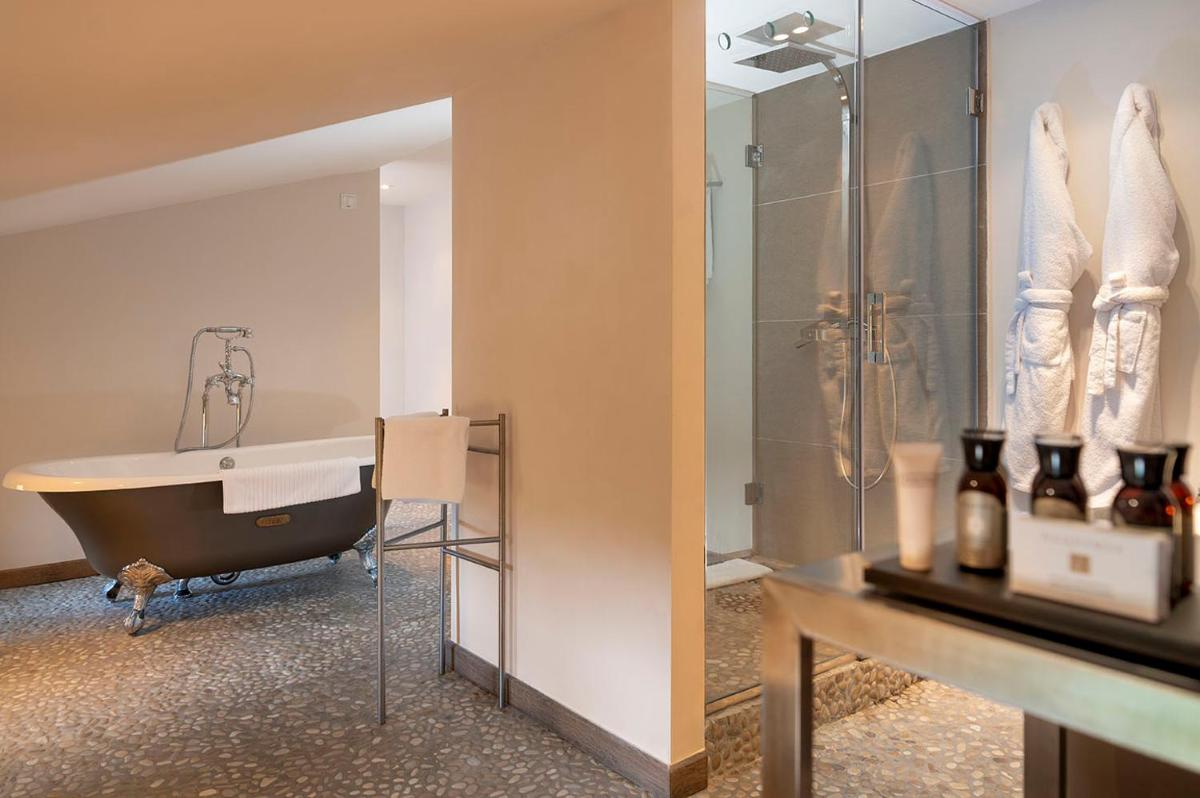Un baño de Sant Pere del Bosc Hotel & Spa - Adults Recommended