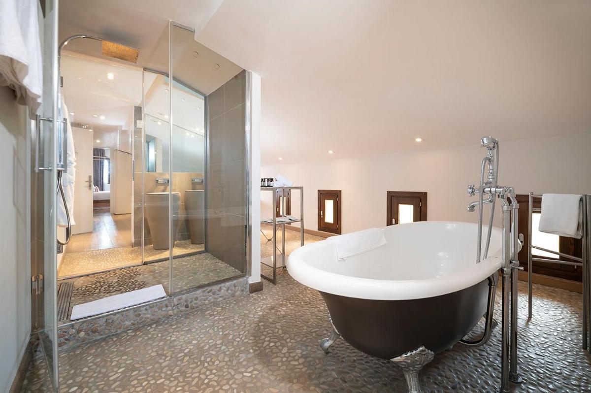 Un baño de Sant Pere del Bosc Hotel & Spa - Adults Recommended