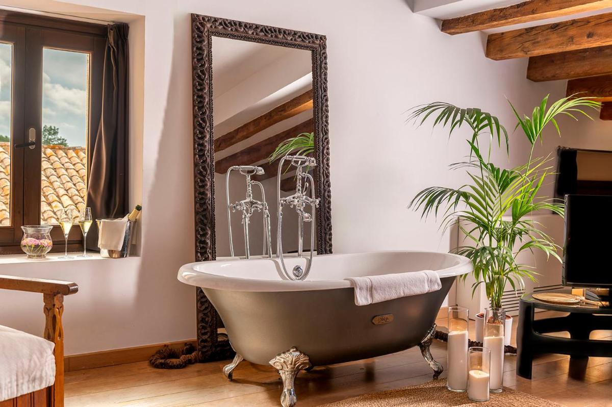 Un baño de Sant Pere del Bosc Hotel & Spa - Adults Recommended