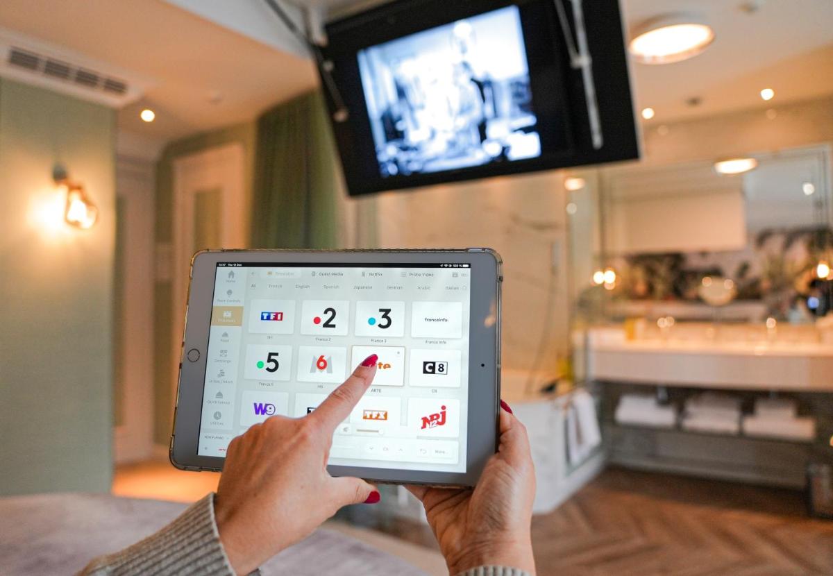 Télévision ou salle de divertissement dans l'établissement Paris j'Adore Hotel & Spa