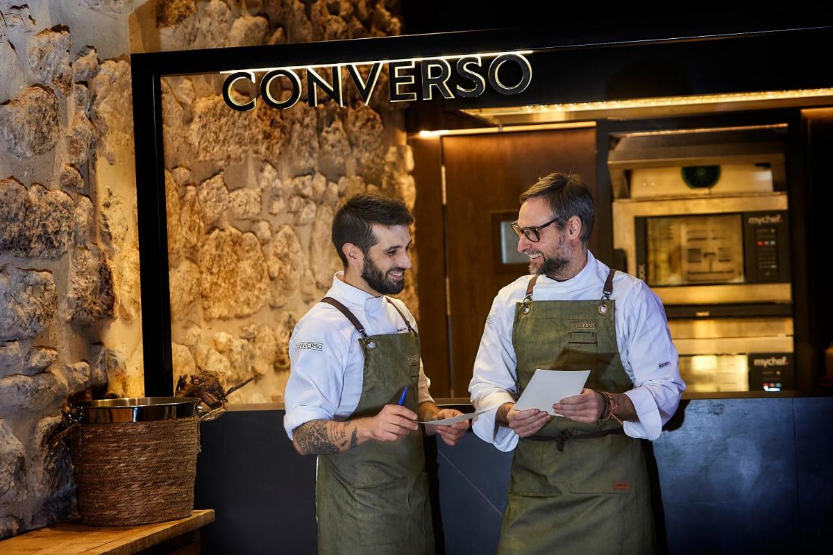 Dos hombres con delantales están parados en una cocina. en Castilla Termal Monasterio de Valbuena, en Valbuena de Duero 37 fotos más